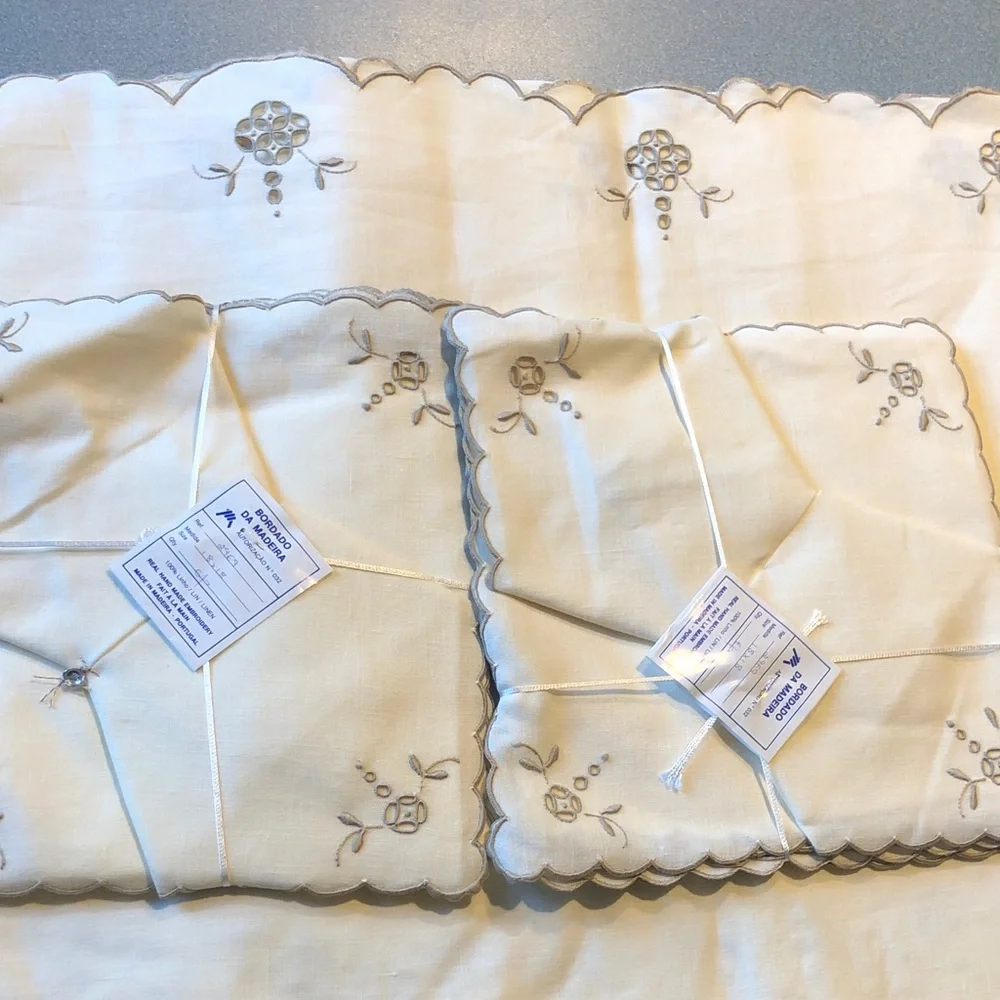 Embroidered Cream Tablecloth and Napkin Set
